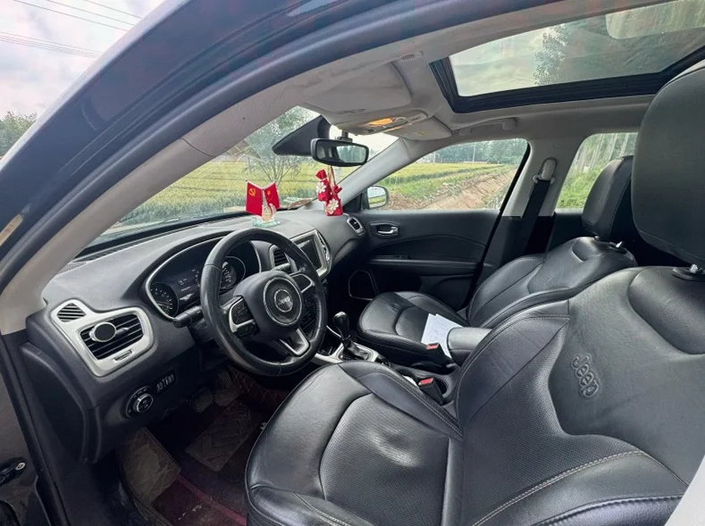 Jeep指南者 内饰前排