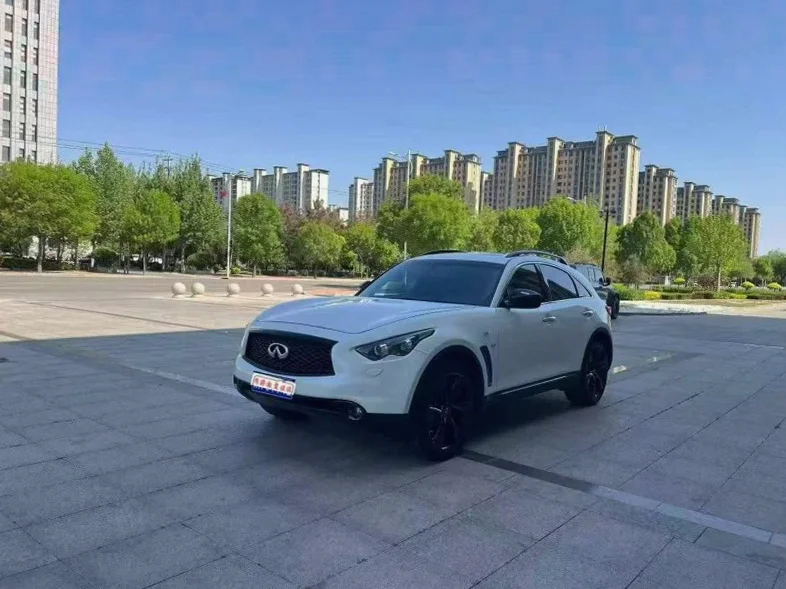 英菲尼迪QX70 正面外观三