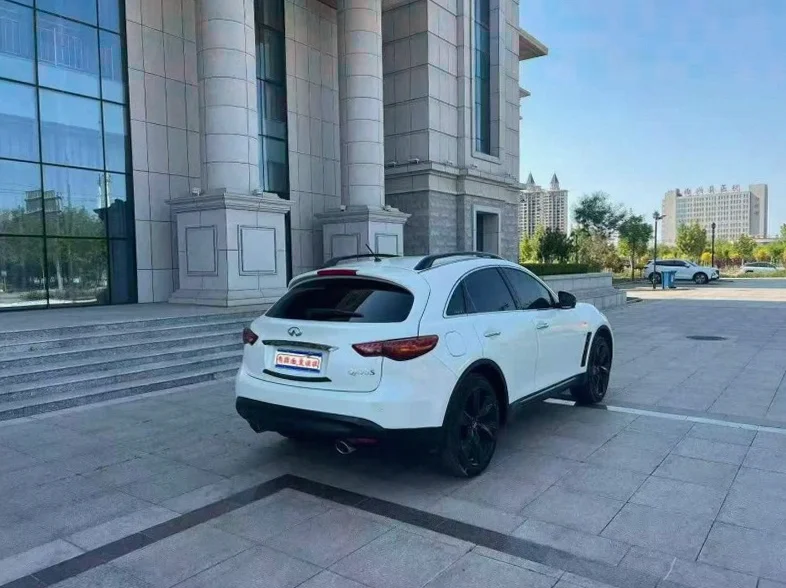 英菲尼迪QX70 驾驶室
