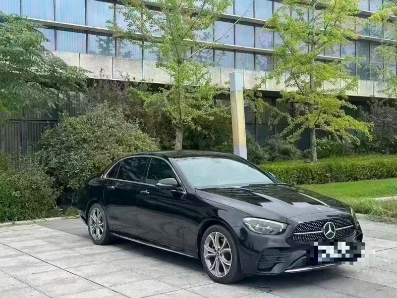 奔驰E 正面外观二