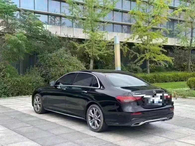 奔驰E 内饰后排