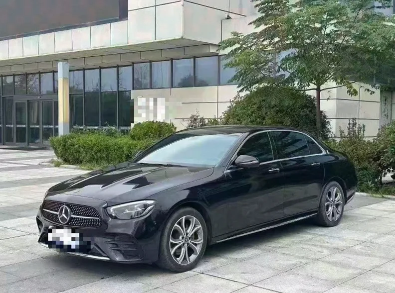 奔驰E 正面外观三