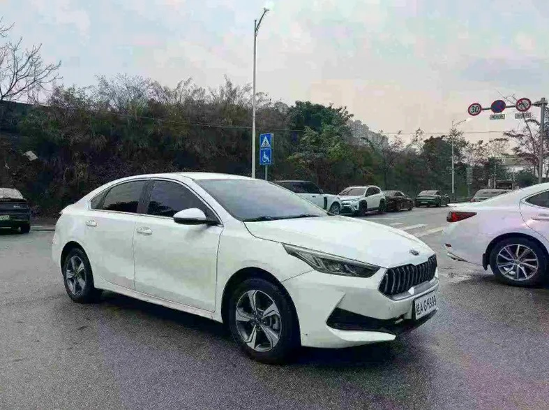 起亚K3 正面外观二