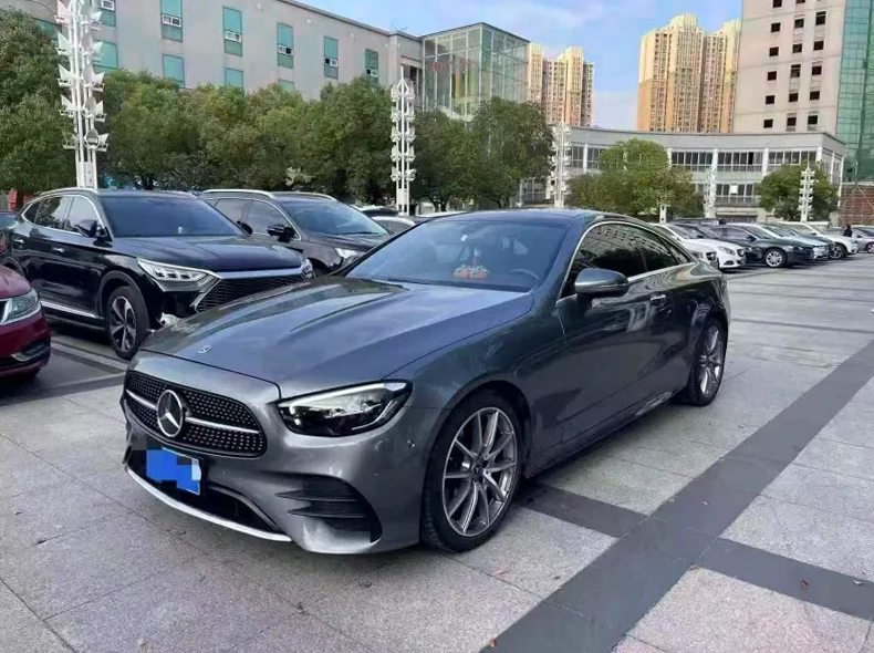 奔驰E 正面外观三