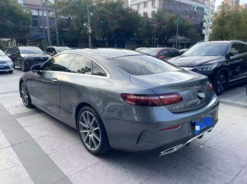 奔驰E 驾驶室
