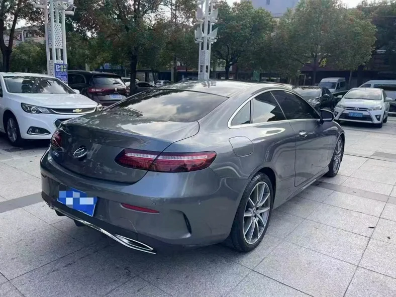 奔驰E 内饰前排