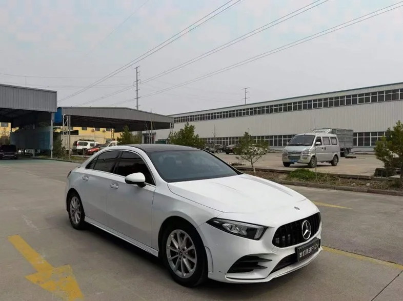 奔驰A 正面外观二