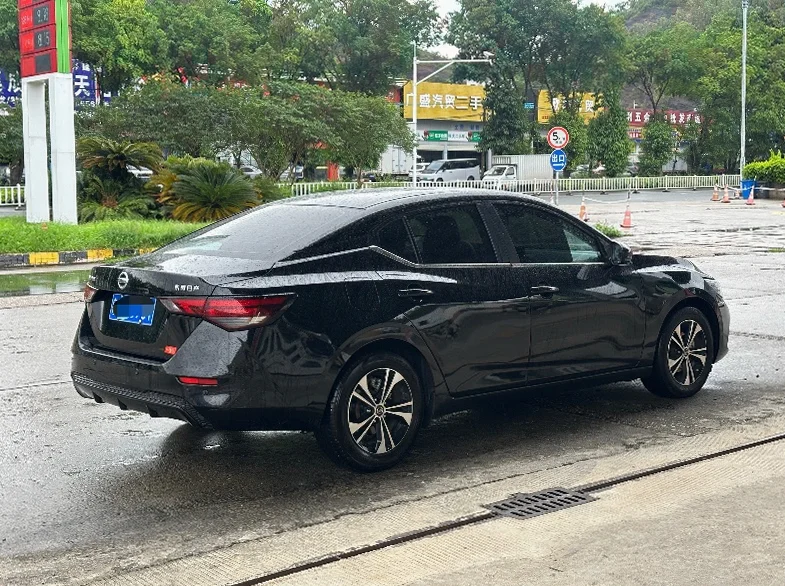 日产轩逸 后面外观一