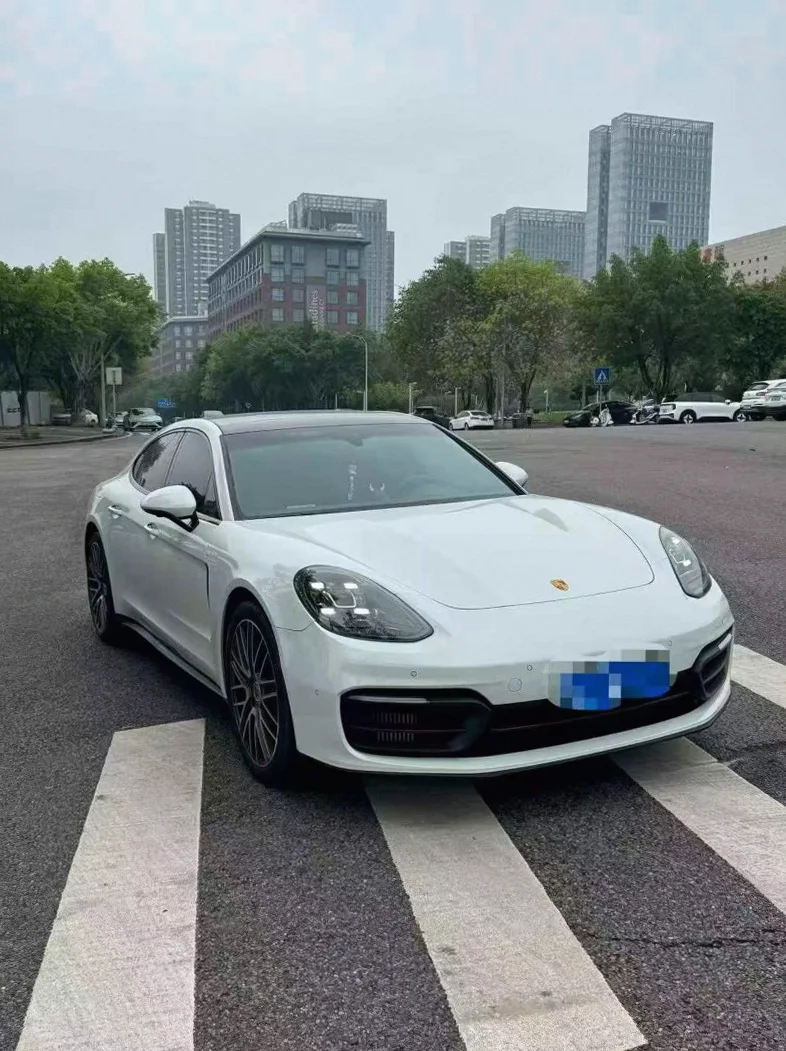 保时捷帕拉梅拉 正面外观三