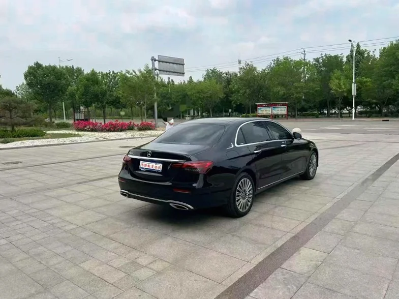 奔驰E 后面外观一