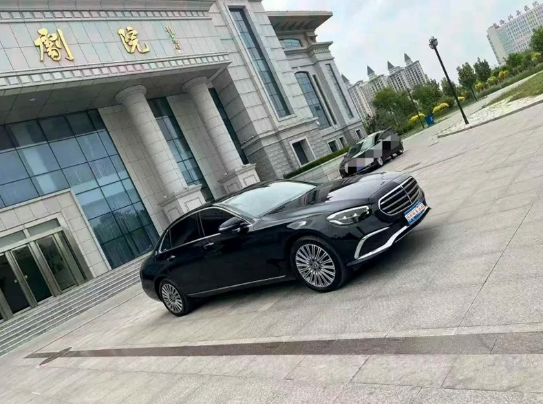 奔驰E 正面外观三