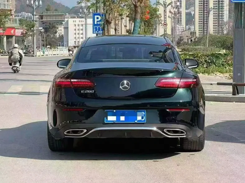奔驰E 驾驶室