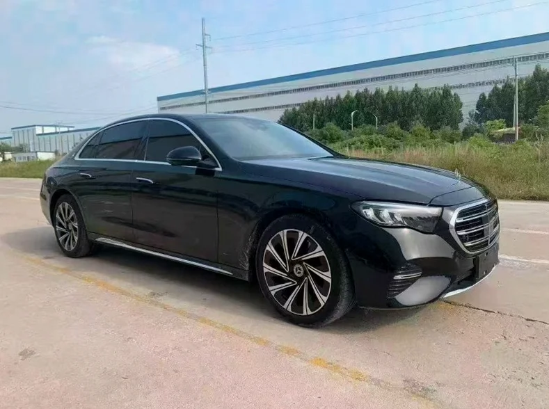 奔驰E 正面外观三