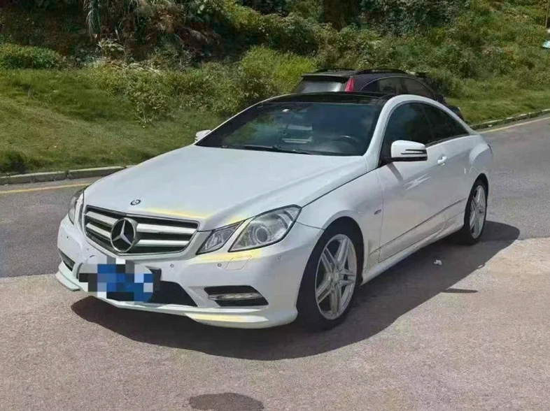 奔驰E 正面外观二