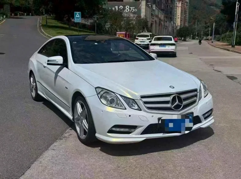 奔驰E 正面外观三
