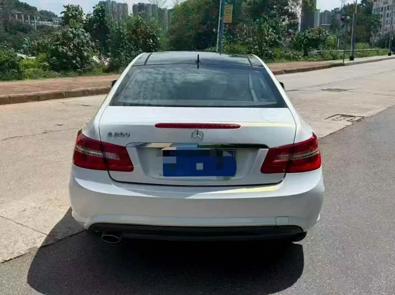 奔驰E 驾驶室