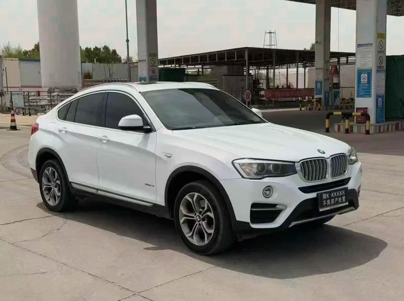 宝马X4 正面外观三
