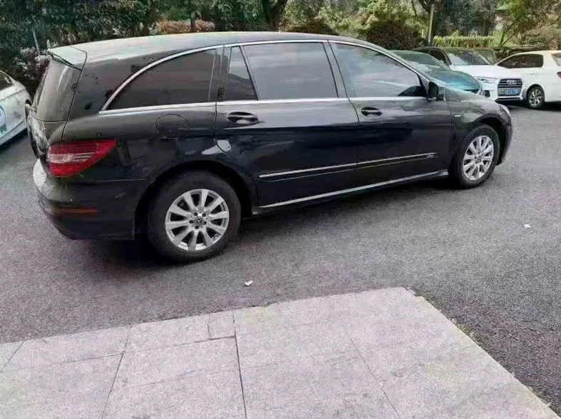 奔驰R 后面外观三