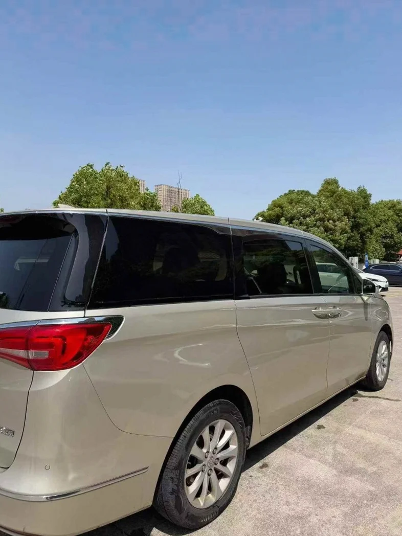 别克GL8 后面外观一