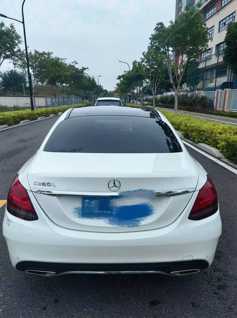 奔驰C 后面外观一