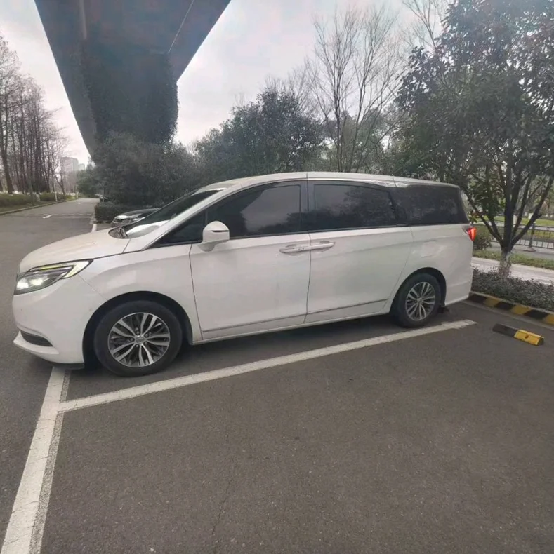 别克GL8 正面外观三