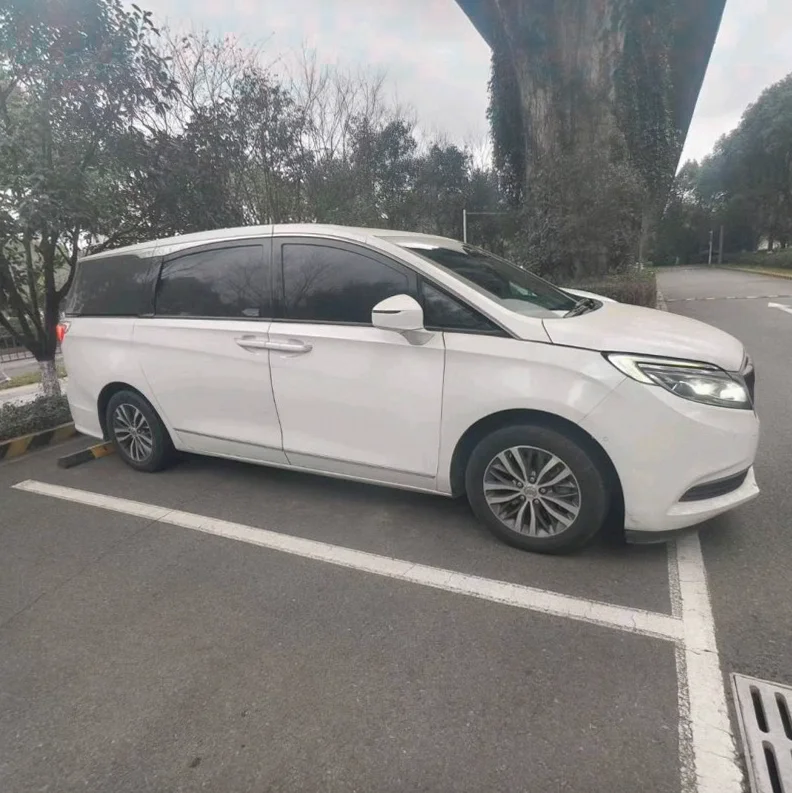 别克GL8 正面外观二