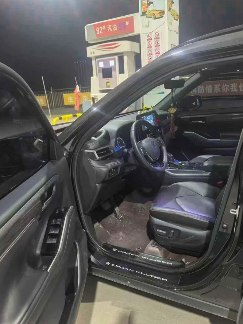 丰田皇冠 后面外观一