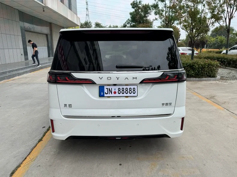岚图汽车梦想家 驾驶室