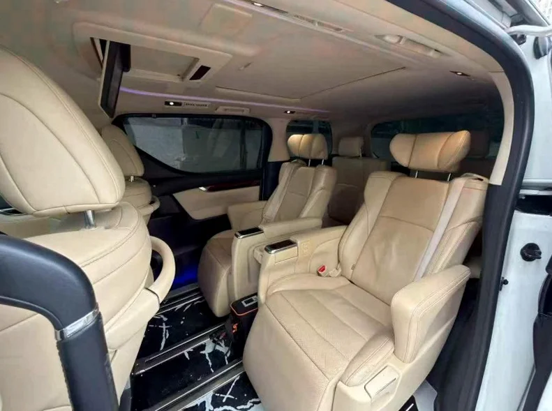 丰田埃尔法 后面外观三