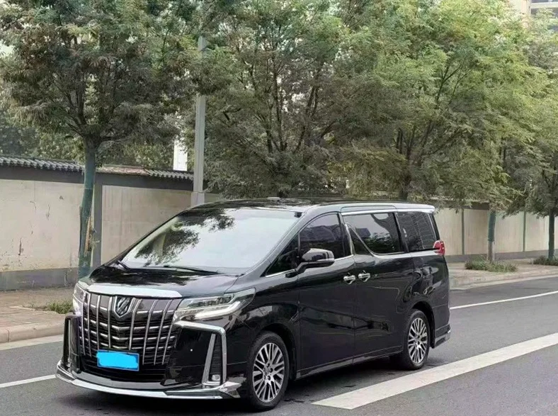丰田埃尔法 正面外观二