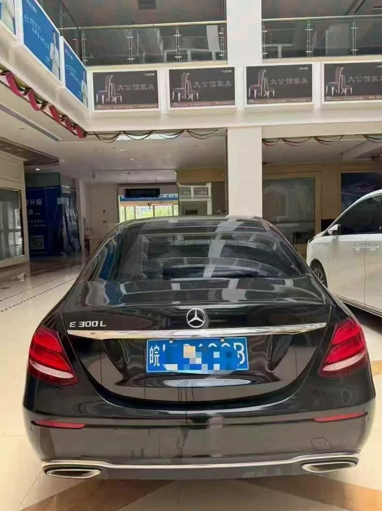 奔驰E 内饰前排