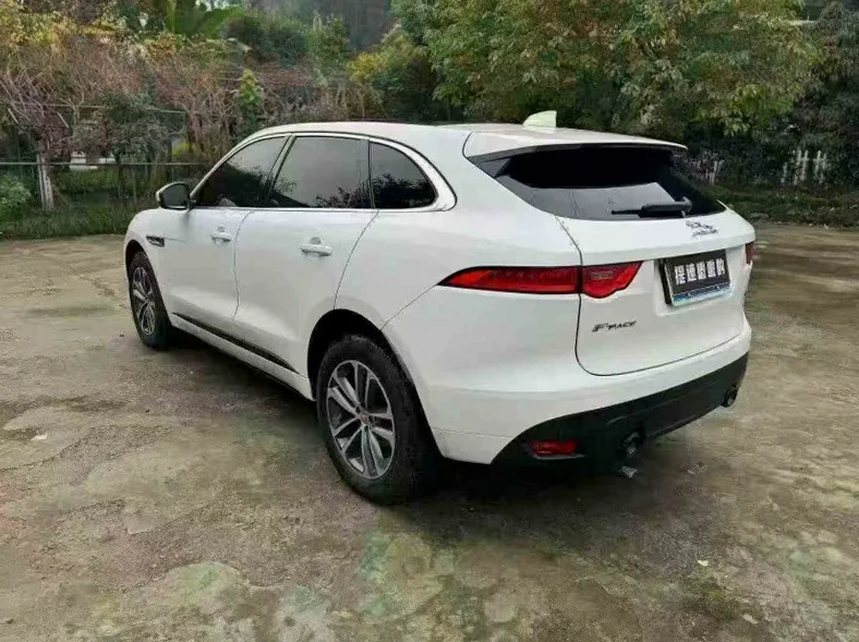 捷豹F-Type 后面外观三