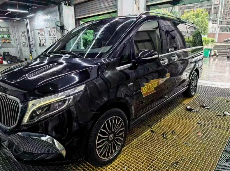 奔驰V 正面外观二