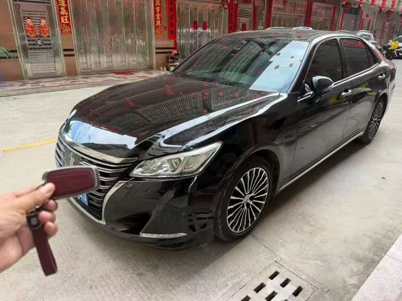 丰田皇冠 正面外观二
