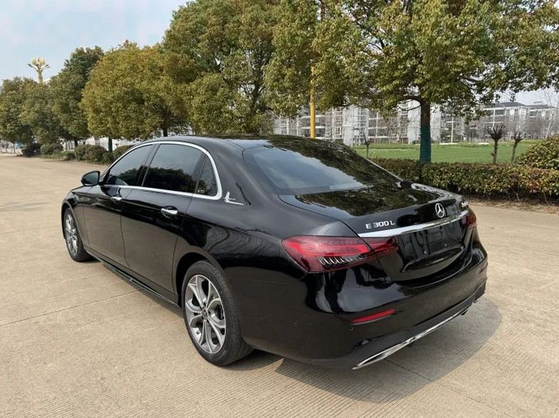 奔驰E 后面外观一