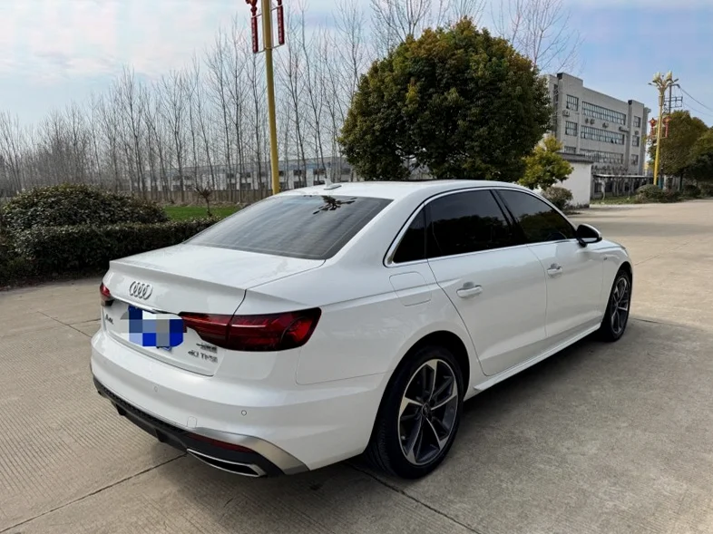 奥迪A4L 后面外观一