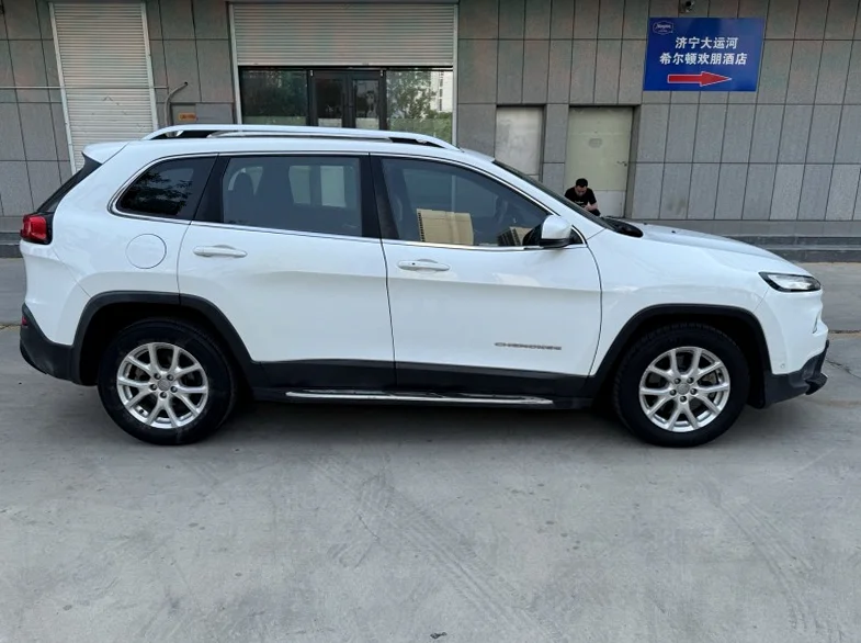 Jeep自由光 内饰前排