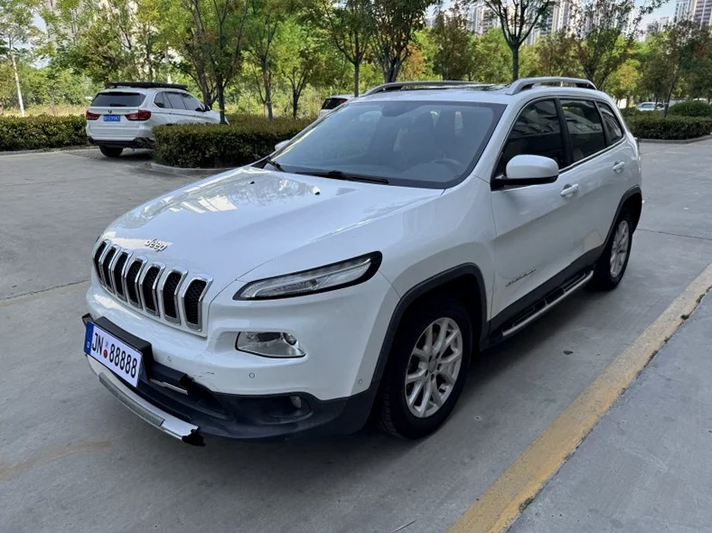 Jeep自由光 正面外观二
