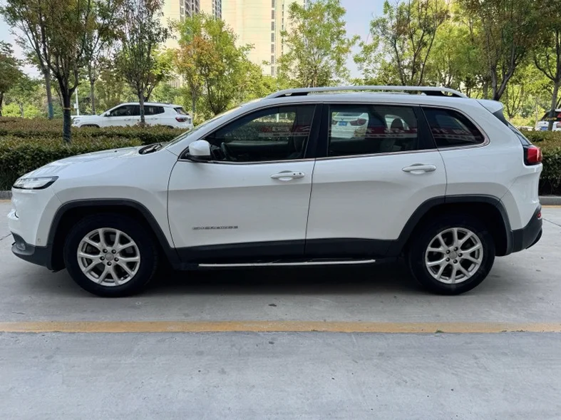 Jeep自由光 后面外观一