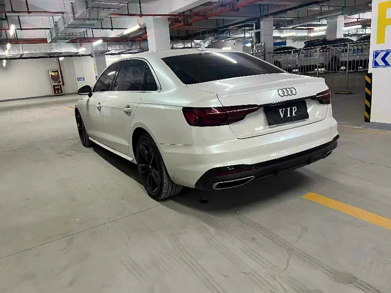 奥迪A4L 内饰前排