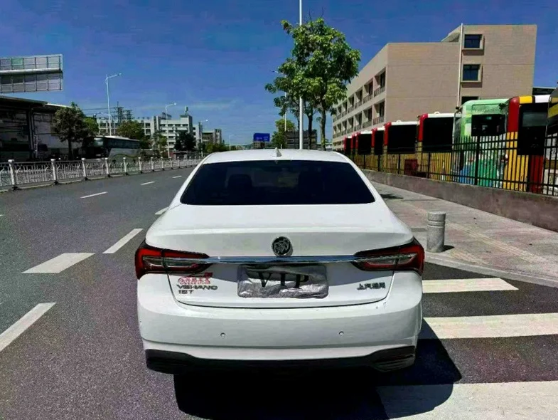 别克威朗 后面外观一