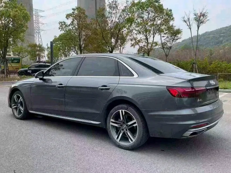 奥迪A4L 内饰后排