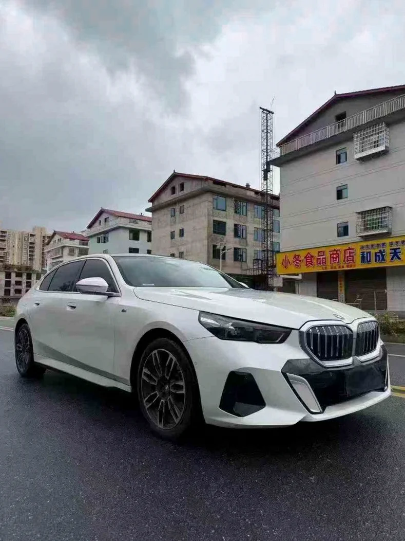 宝马5系 正面外观三
