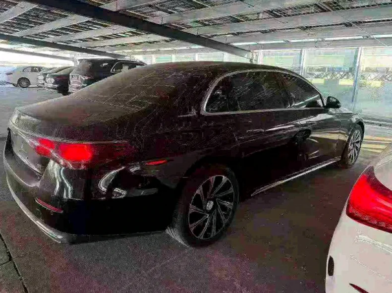 奔驰E 后面外观一