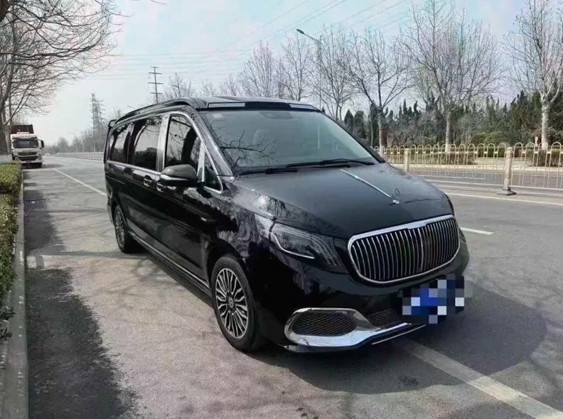 奔驰V 正面外观二