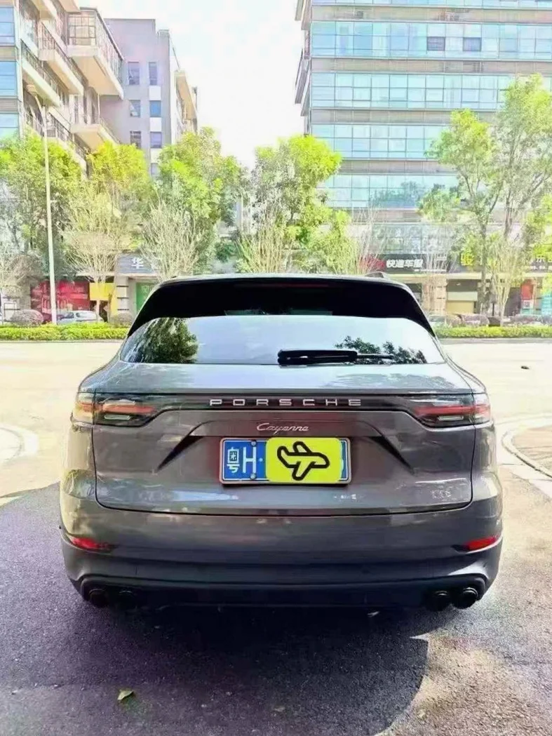 保时捷卡宴 驾驶室