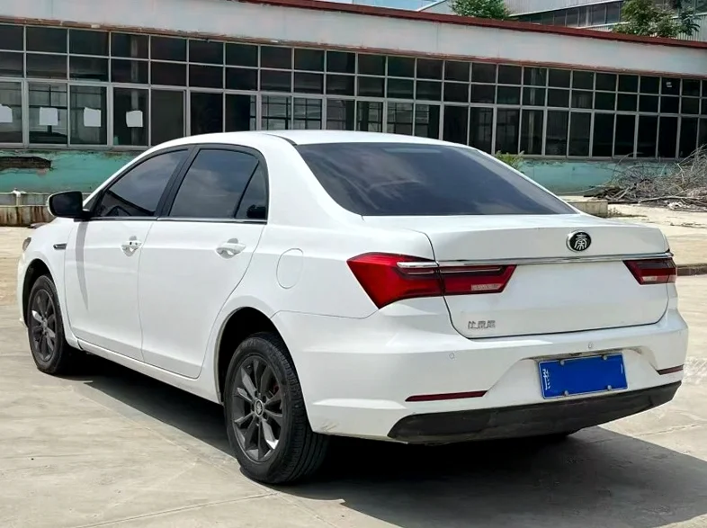 比亚迪秦 内饰后排