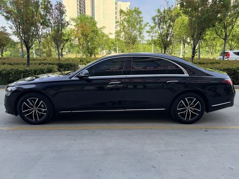 奔驰S 后面外观二