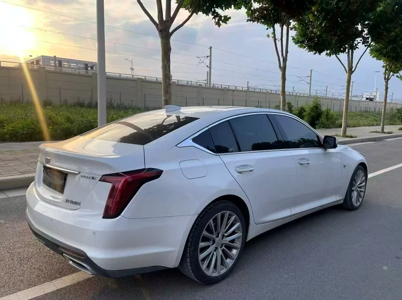 凯迪拉克CT5 后面外观一