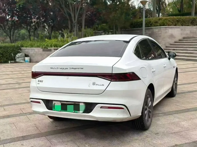 比亚迪秦 内饰后排